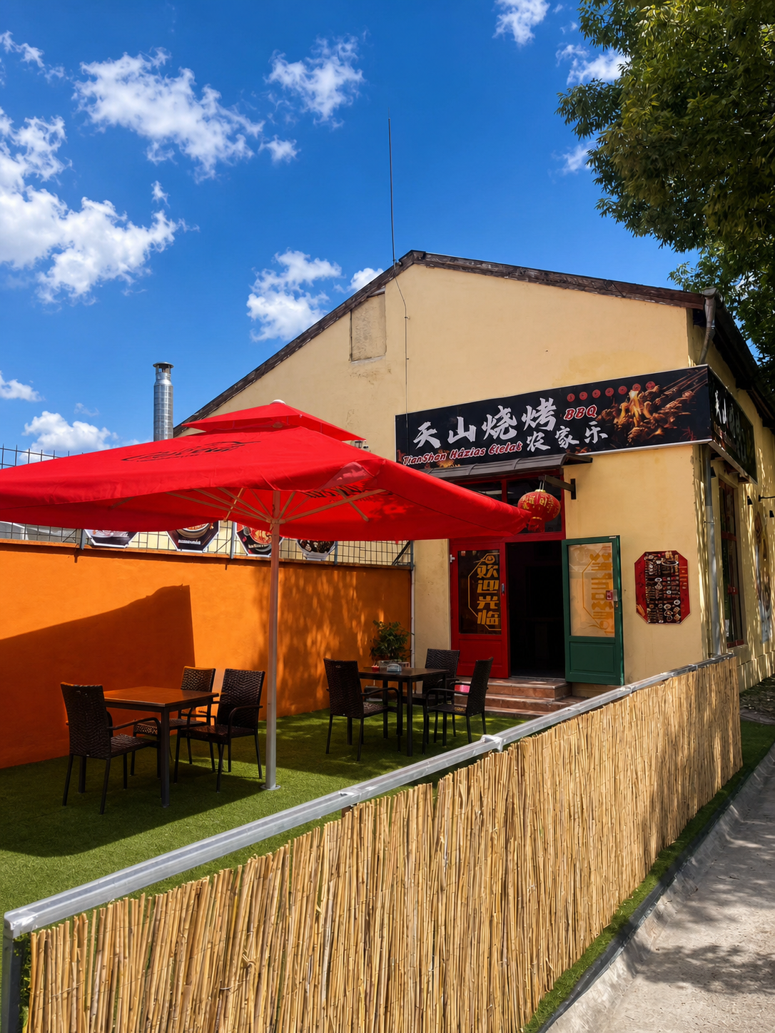 天山国际的店面入口与庭院